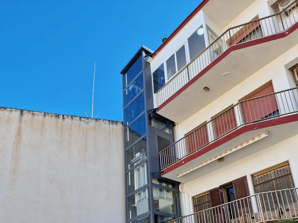 Ascensore panoramico in vetro su edificio residenziale