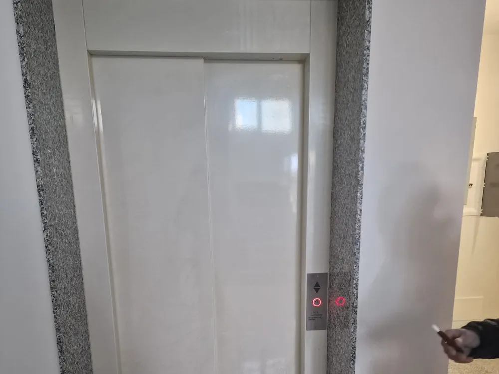Porte di piano di un ascensore in un edificio